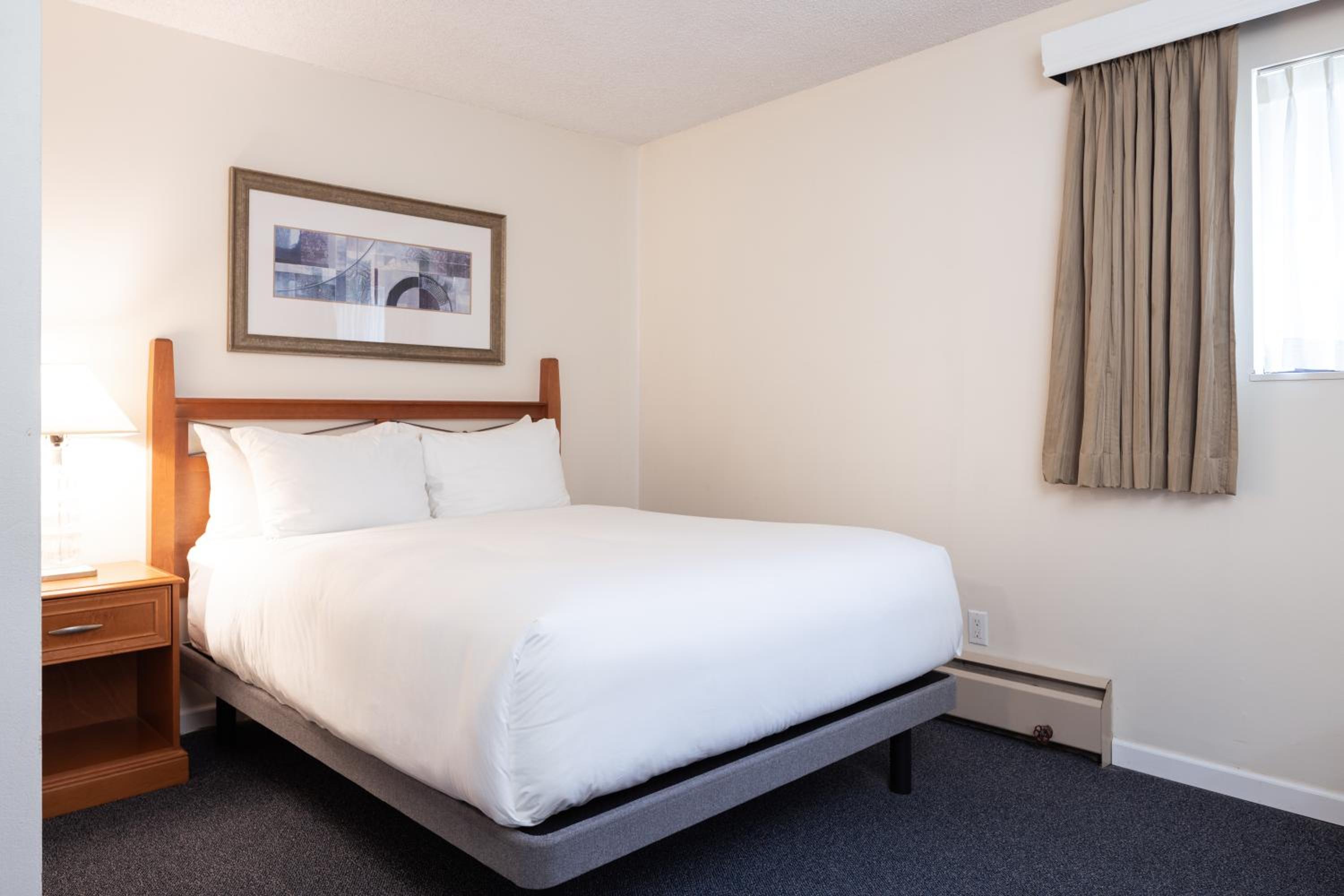 Petite, Queen Bed