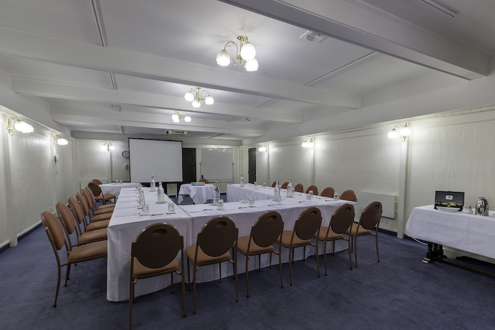 Scenic Hotel Cotswold 54/69