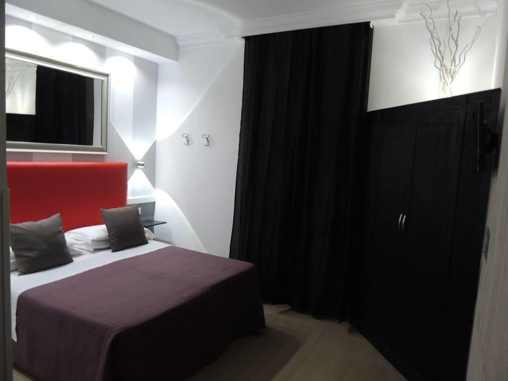 ROOM, DOUBLE OR TWIN BED