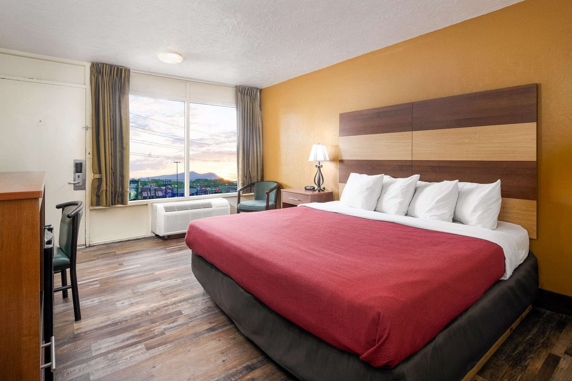 ROOM, KING BED