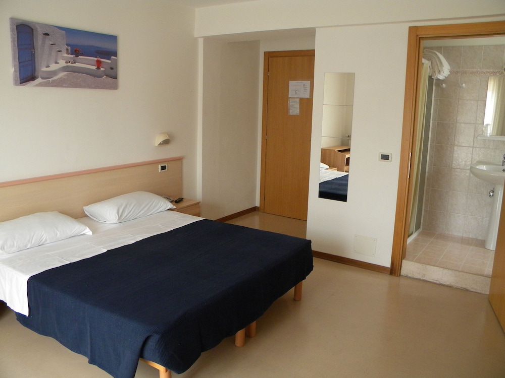 ROOM, TRIPLE, BALCONY