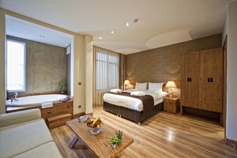 Triada Otel 8/76