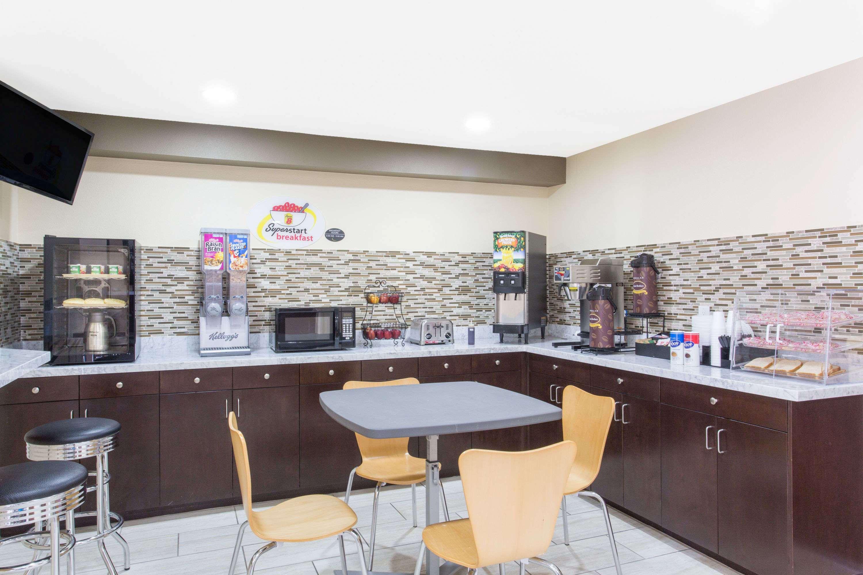 Super 8 by Wyndham National City Chula Vista 19/24