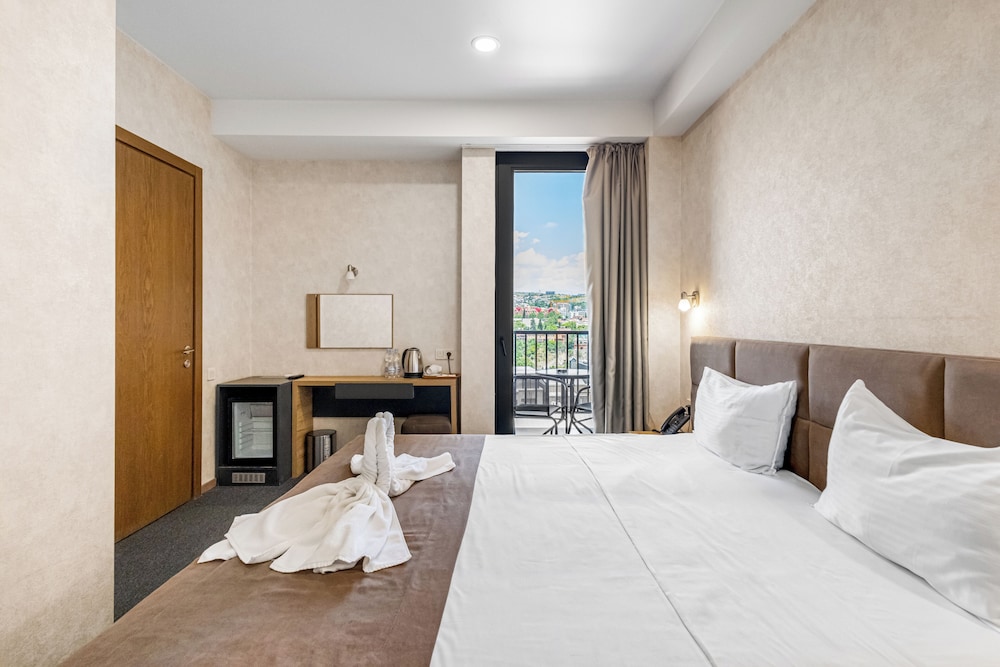Brooch Boutique Hotel 24/63