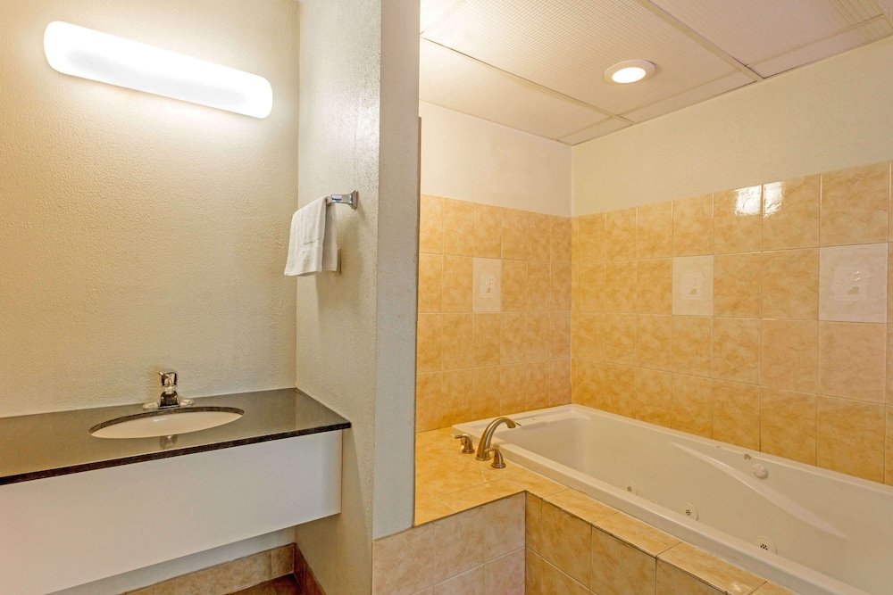 Days Inn by Wyndham Baltimore Northwest 15/51