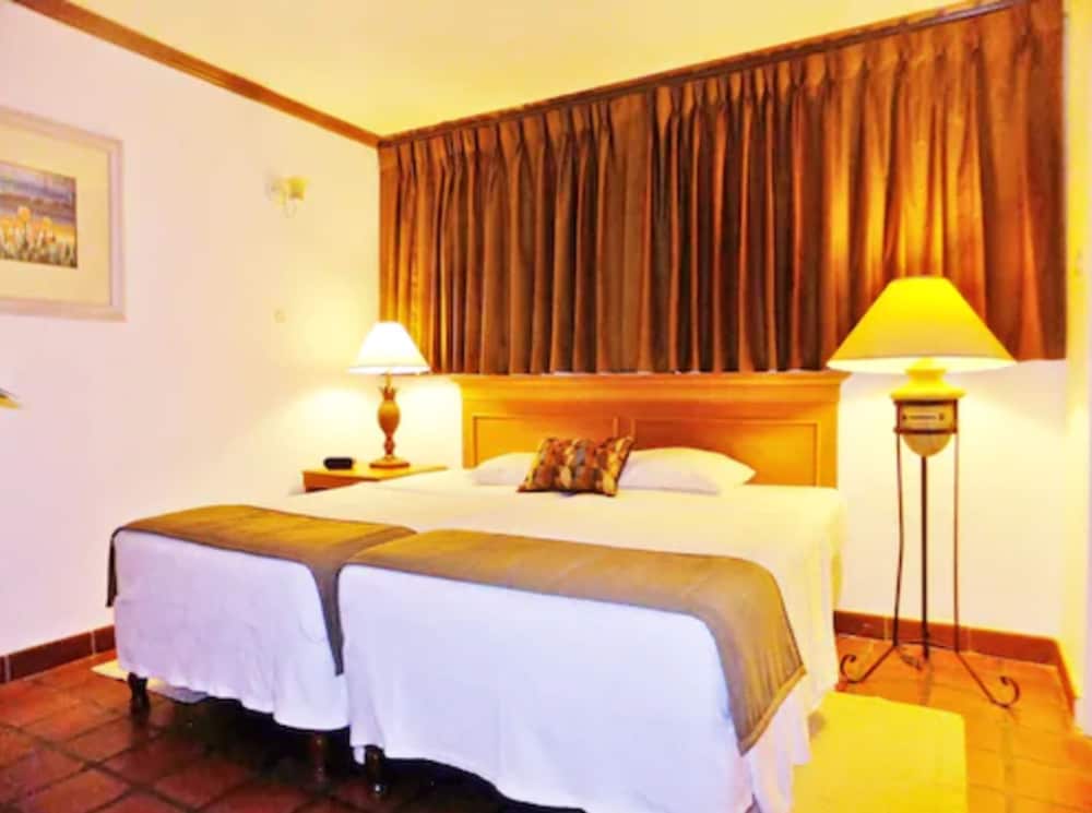 The Palms Resort 24/62