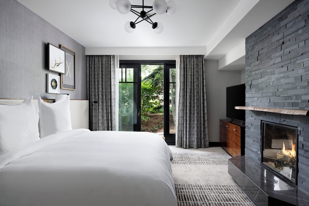 Executive, Suite, King Bed, Four Seasons Resort and Residences Vail 3/4