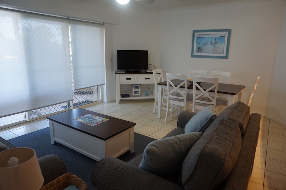 MOORINGS BEACH RESORT 42/77