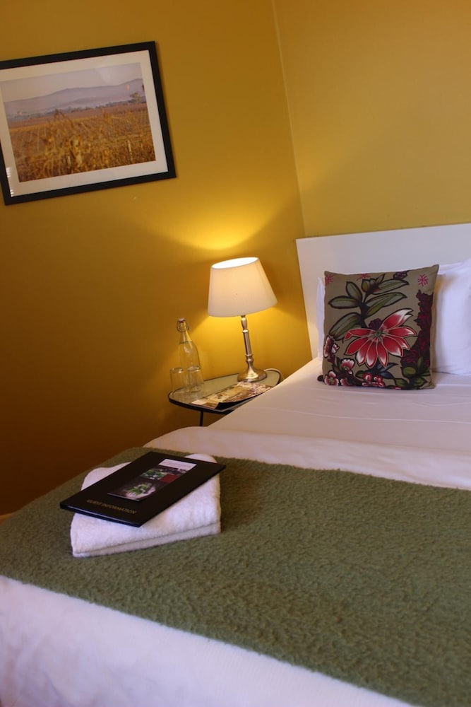 HEALESVILLE HOTEL 34/50
