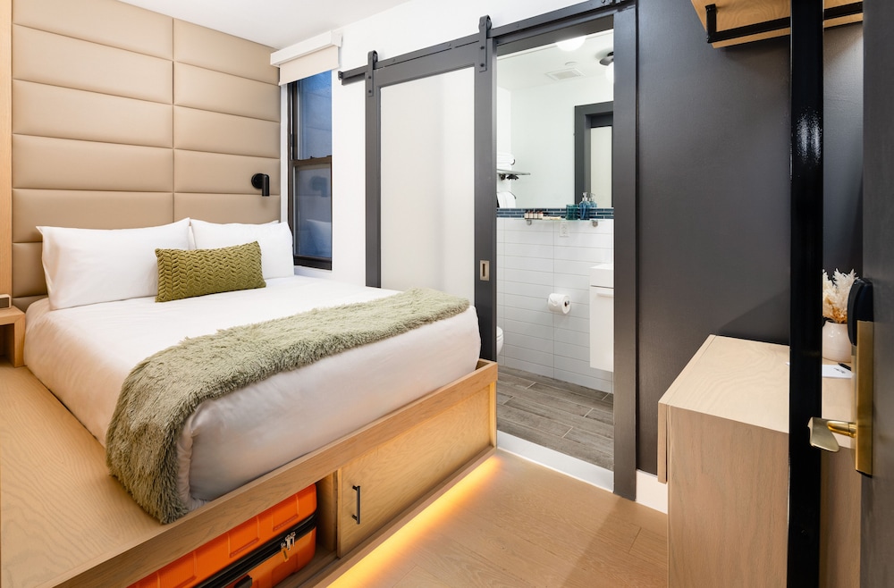 Hotel 837 14/50