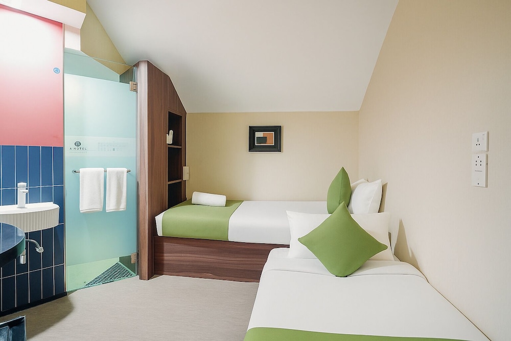 SUPERIOR, TWIN BEDS, NO WINDOW