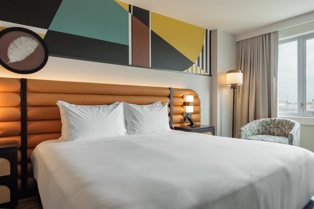 Hyatt Rosemont Near O Hare 19/64
