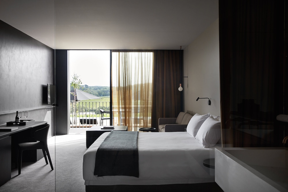 Vineyard, King Bed