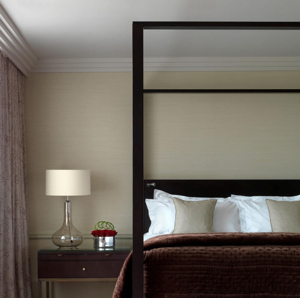 THE WESTBURY HOTEL 9/83
