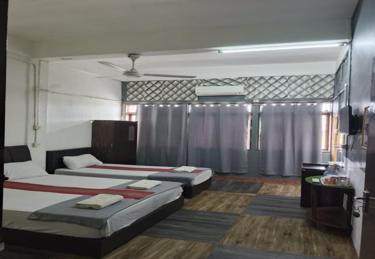SPOT ON 89994 Rz Gold Hotel 26/38