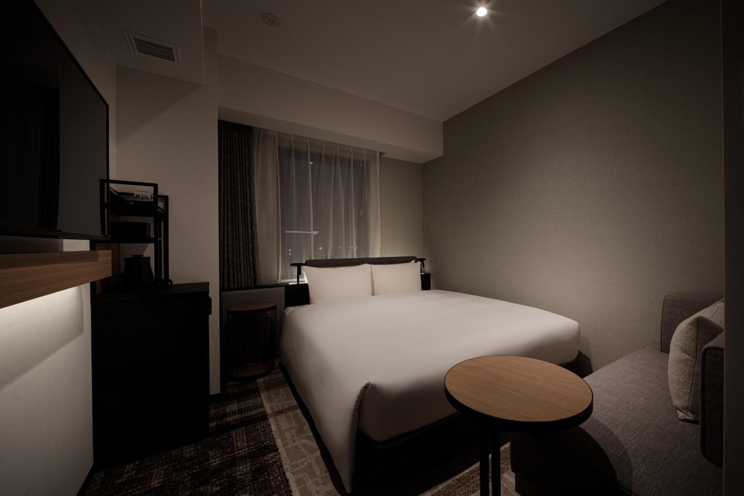 ROOM, QUEEN BED