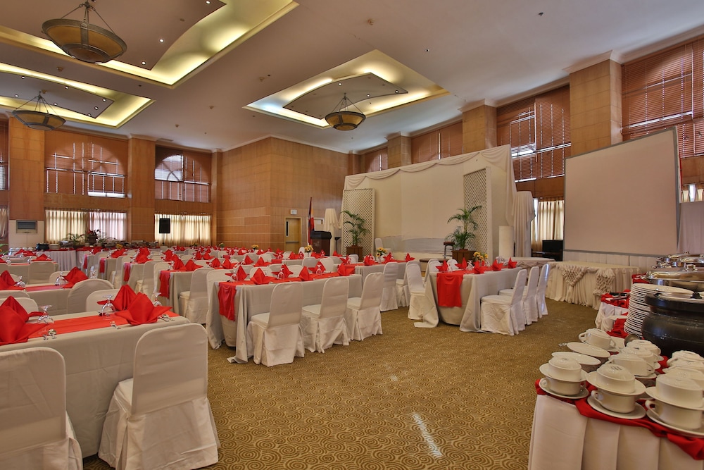 Crown Regency Suites Mactan 60/74