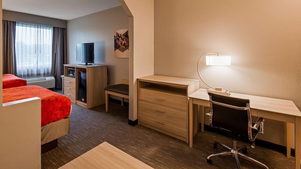 Best Western Plus New Cumberland Inn & Suites 24/35