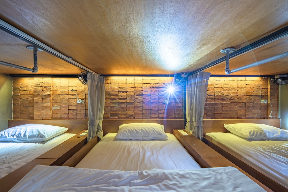 Siam Plug In Hostel 11/50