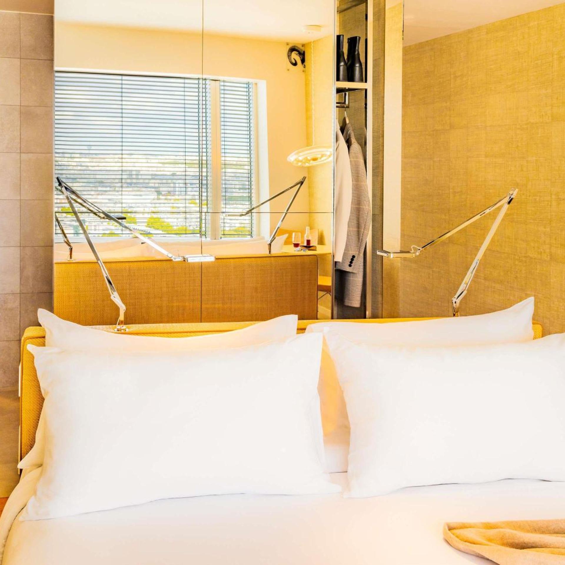 Executive, King Bed, Panoramic Statue View