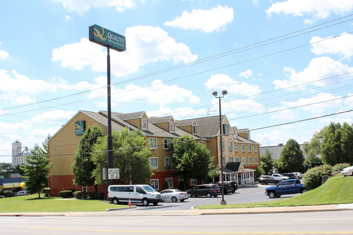Quality Inn & Suites Cincinnati Sharonville 41/42