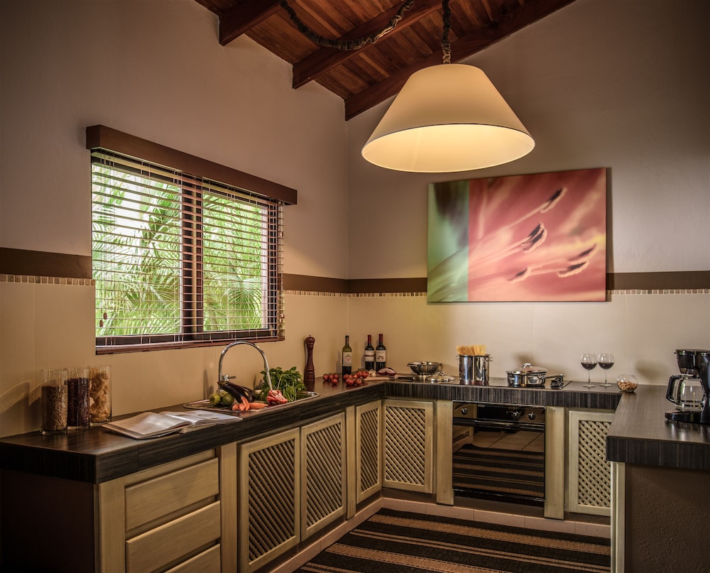 Cala Luna Boutique Hotel and Villas 76/86