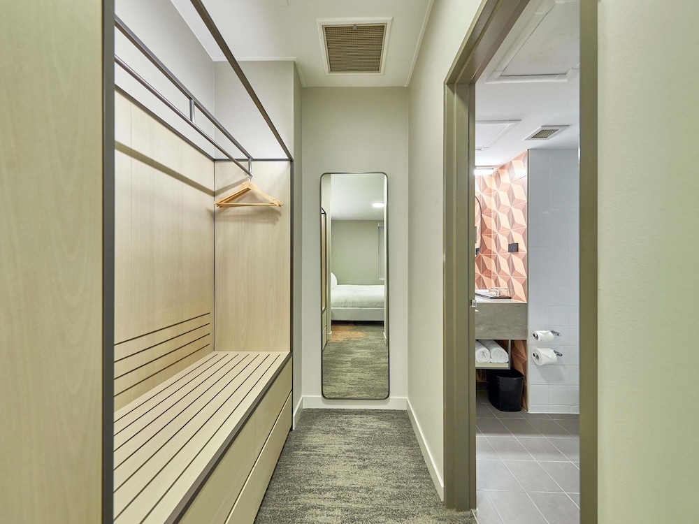 IBIS PERTH 31/70