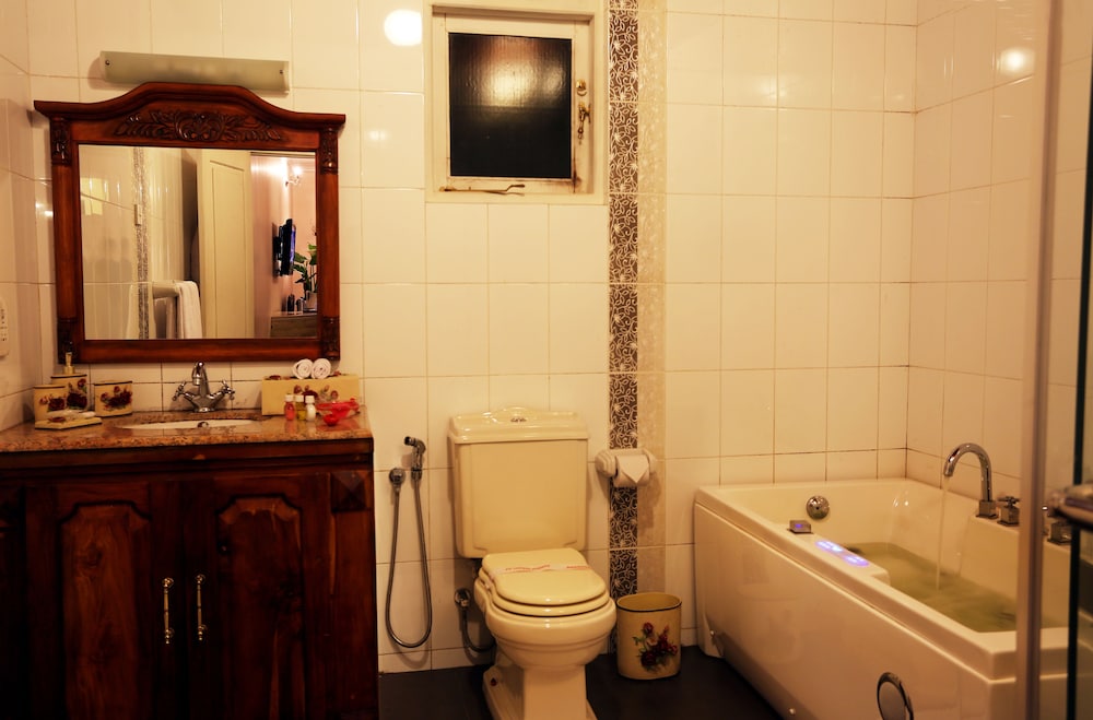 1 BEDROOM, SUPER, DELUXE, BATHTUB