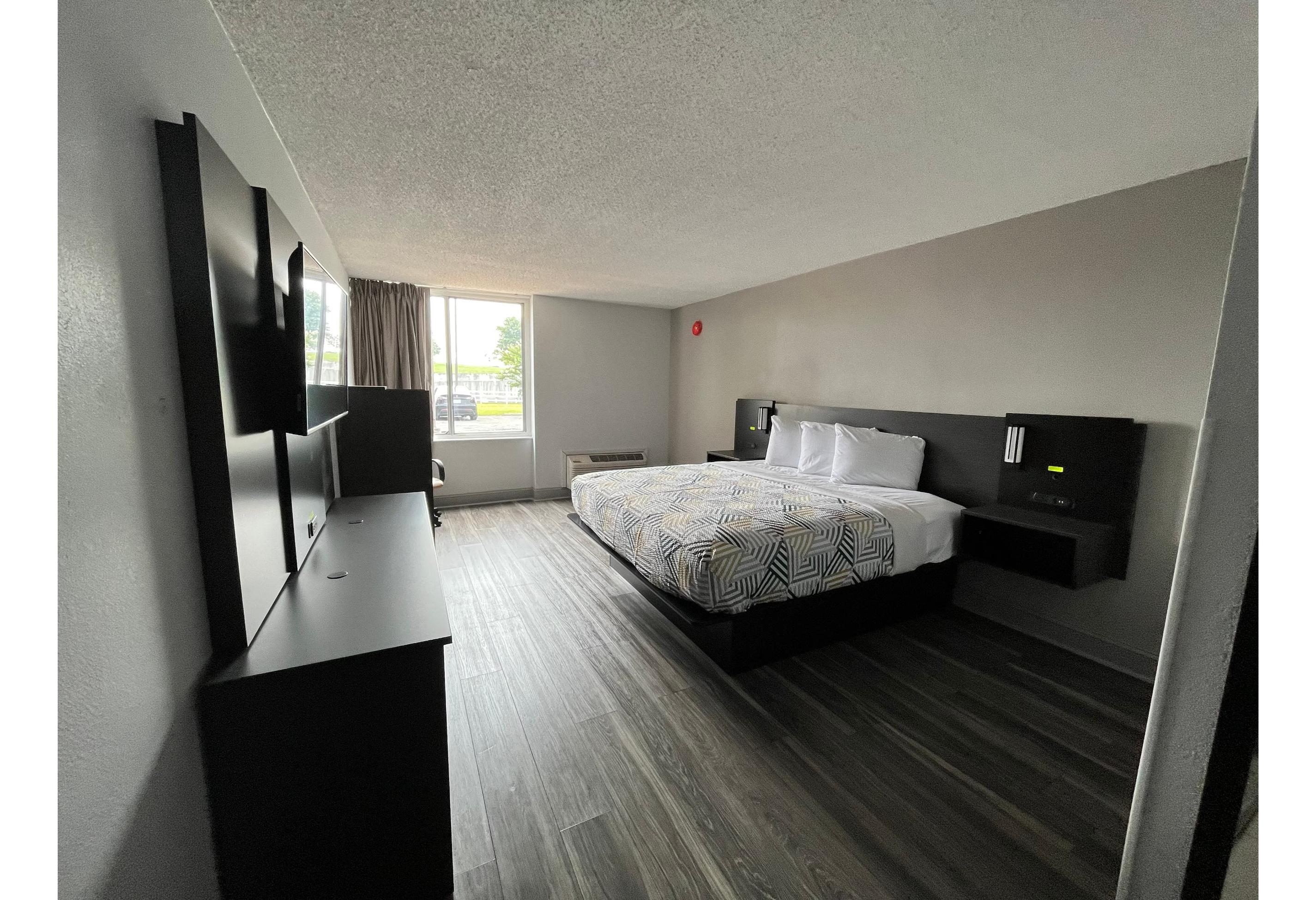 1 King Bed - Mob Acc RI Shwr Nsmk Micfridg