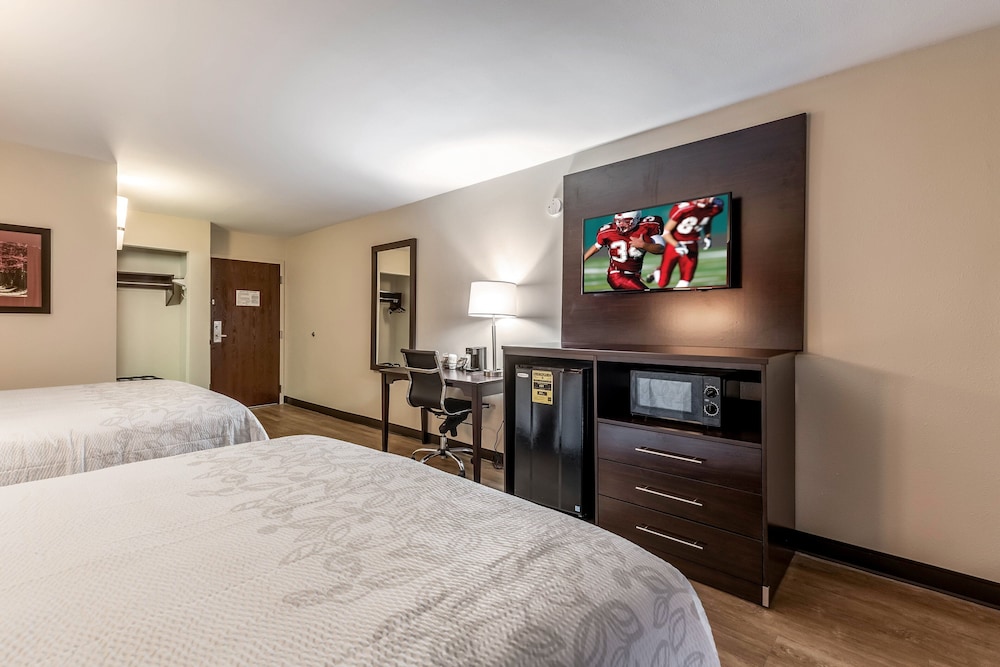 Red Roof Inn Plus and Suites Houston IAH Airport SW 11/34