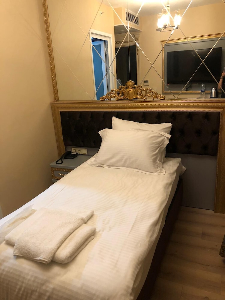 Golden Hill Hotel Downtown 8/30