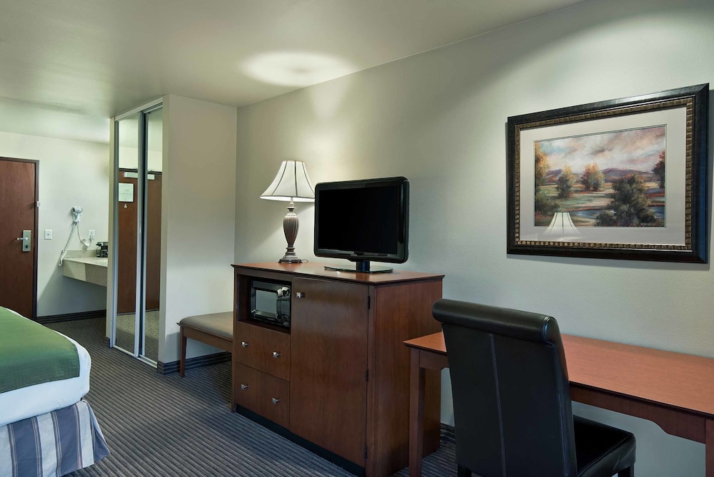 Oxford Suites Yakima 40/45