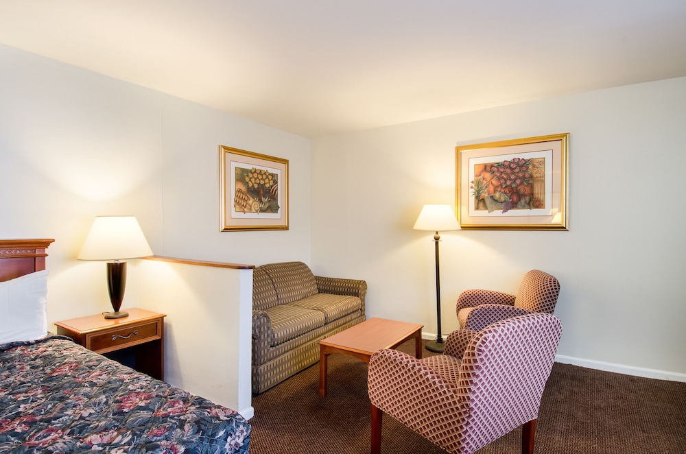 Econo Lodge Inn and Suites Northborough MA 16/22