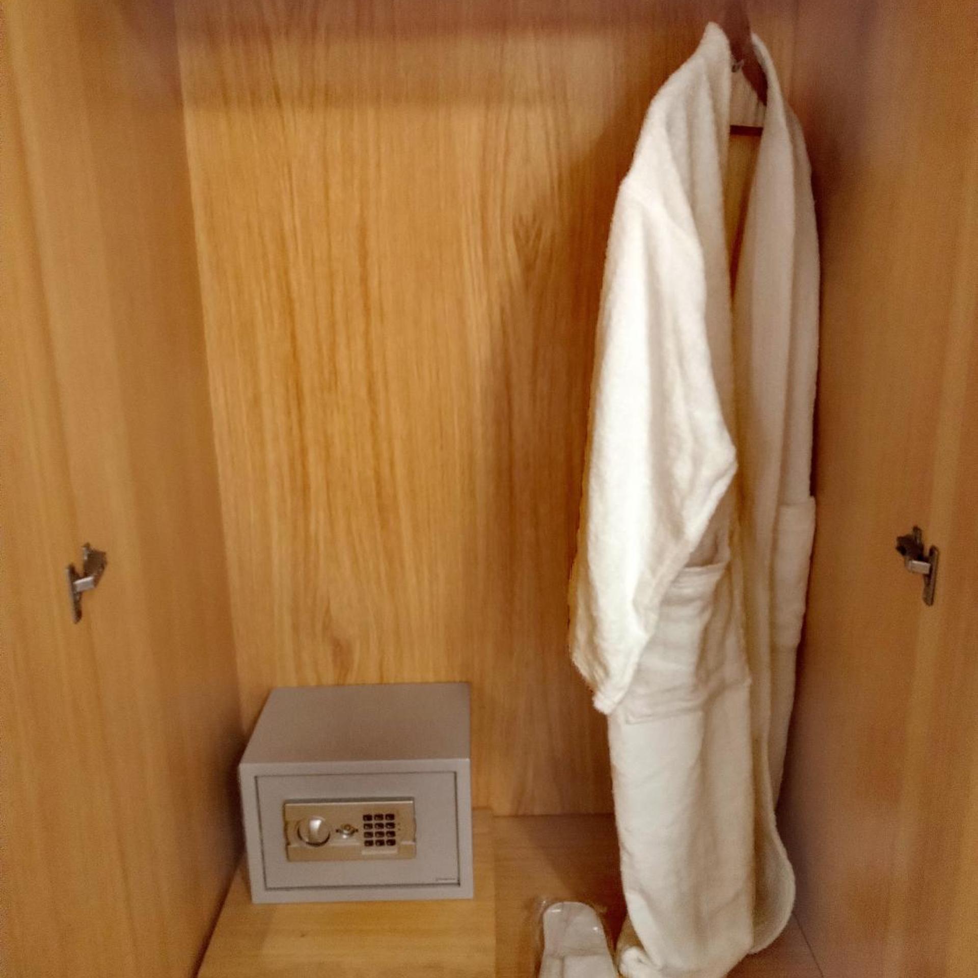 White House Suites 32/58