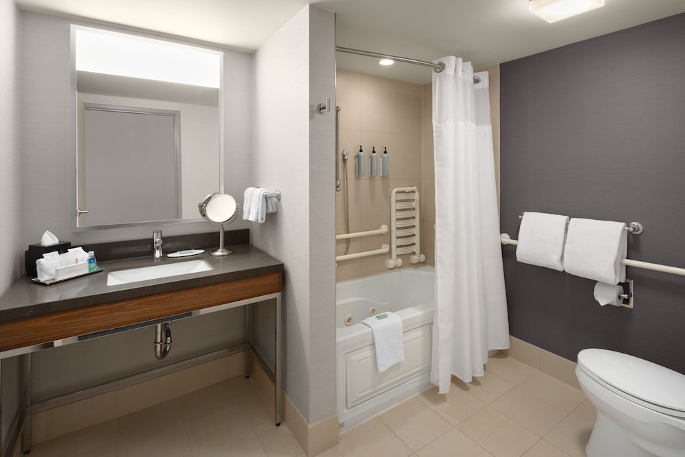 غرفة بسرير كينج مع أريكة لذوي الإعاقة، Courtyard by Marriott Seattle Bellevue/Downtown 5/6