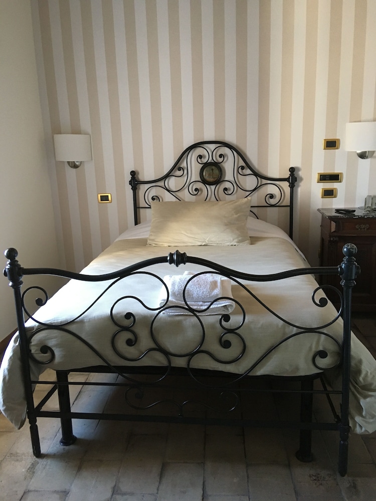 S. Martin Hotel 12/50