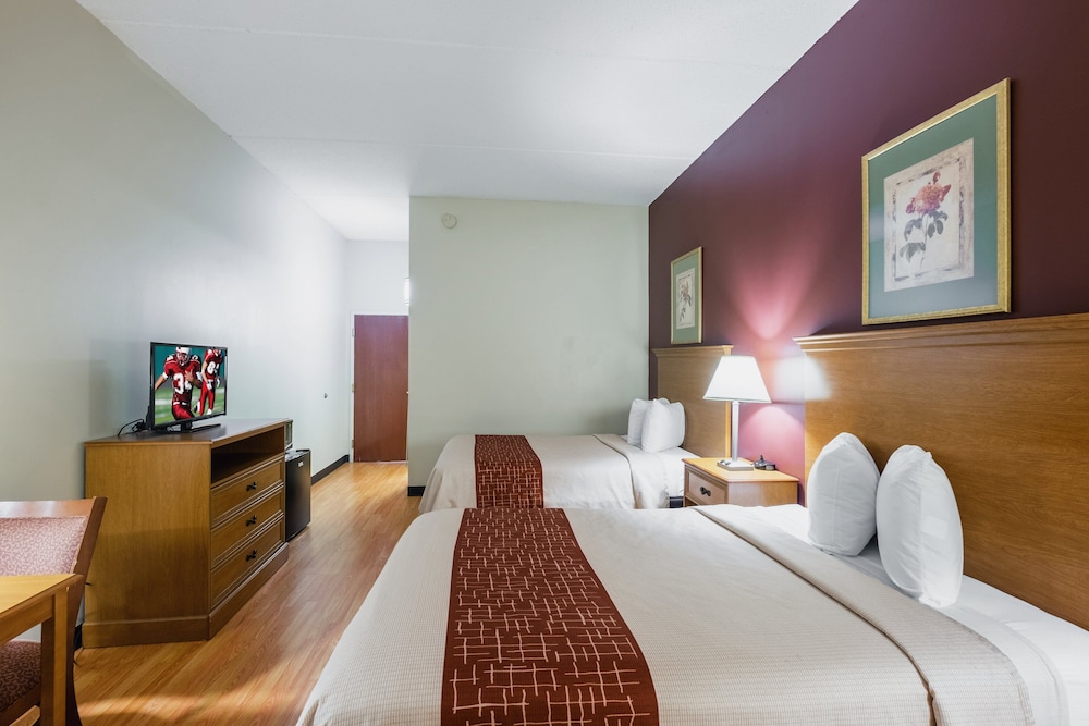 Red Roof Inn Hendersonville 13/32