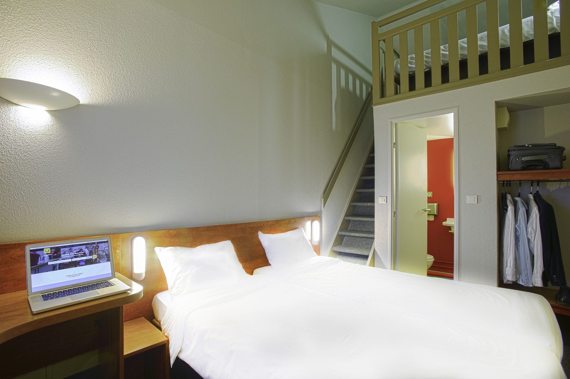 ROOM, QUADRUPLE