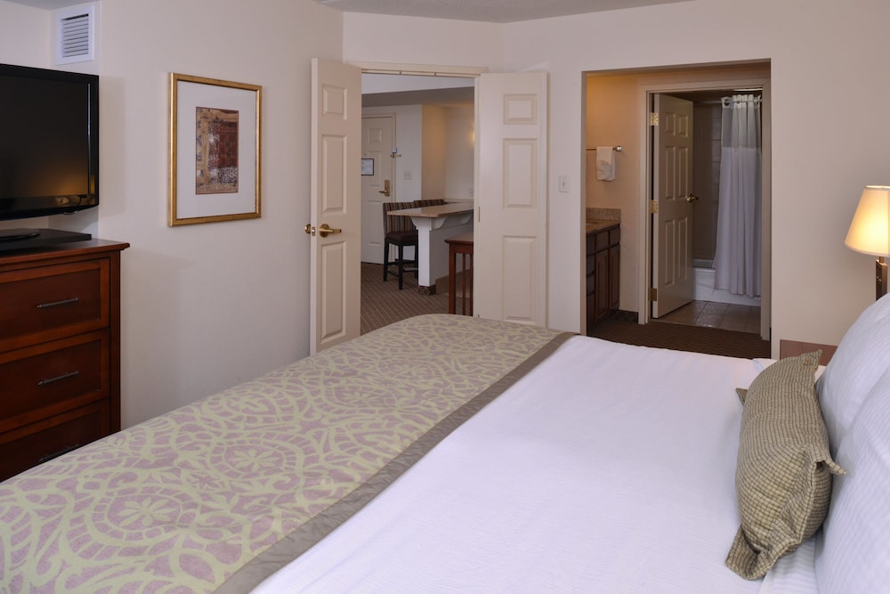 Staybridge Suites Indianapolis Airport 17/70