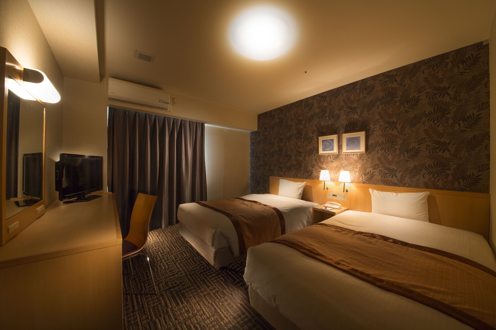Room, Twin Beds, Smoking
