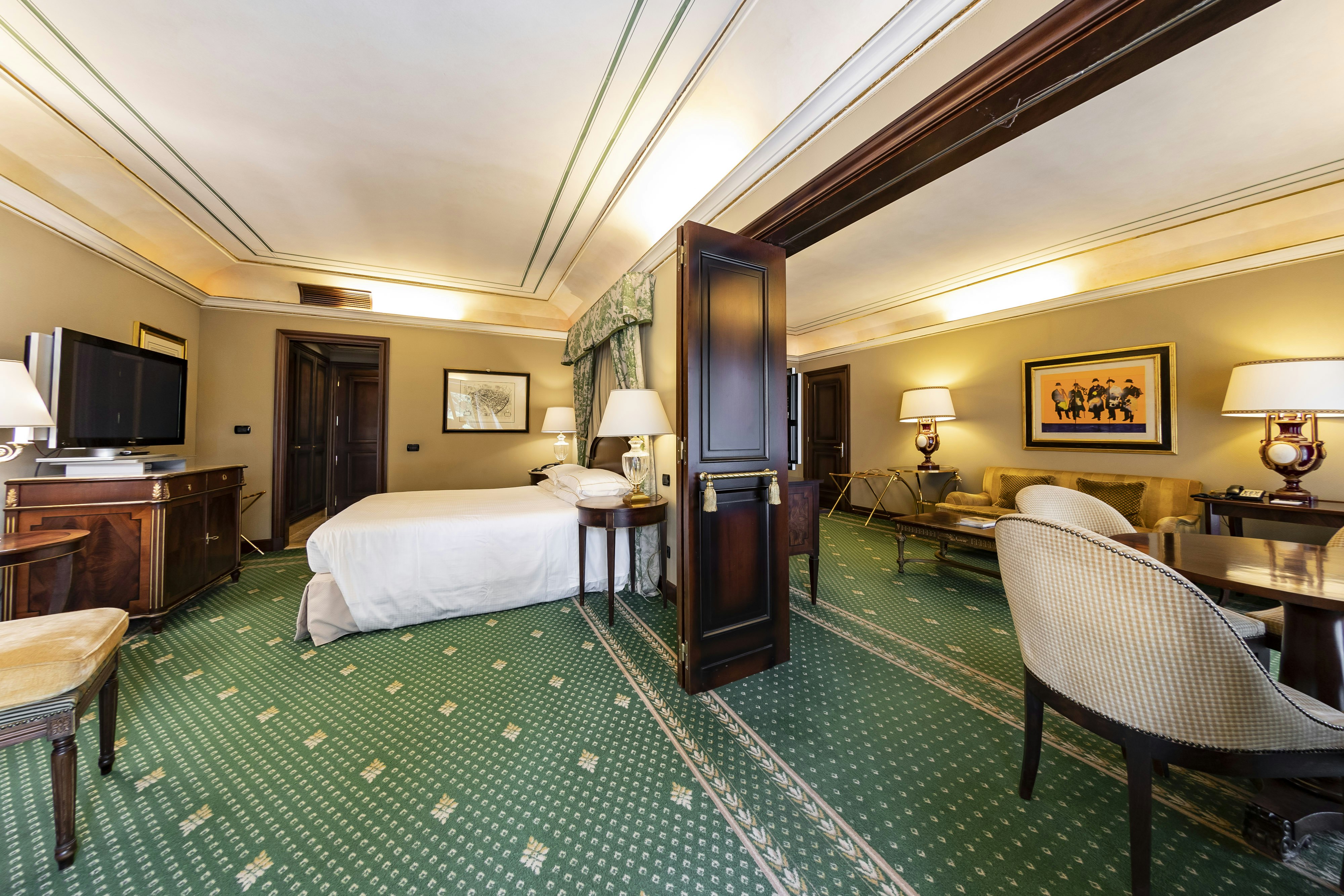 River Chateau Hotel 64/85