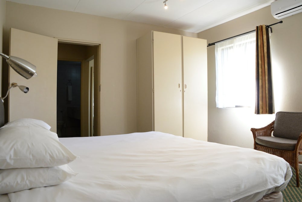 Elephant Springs Hotel &amp; Cabanas 36/80