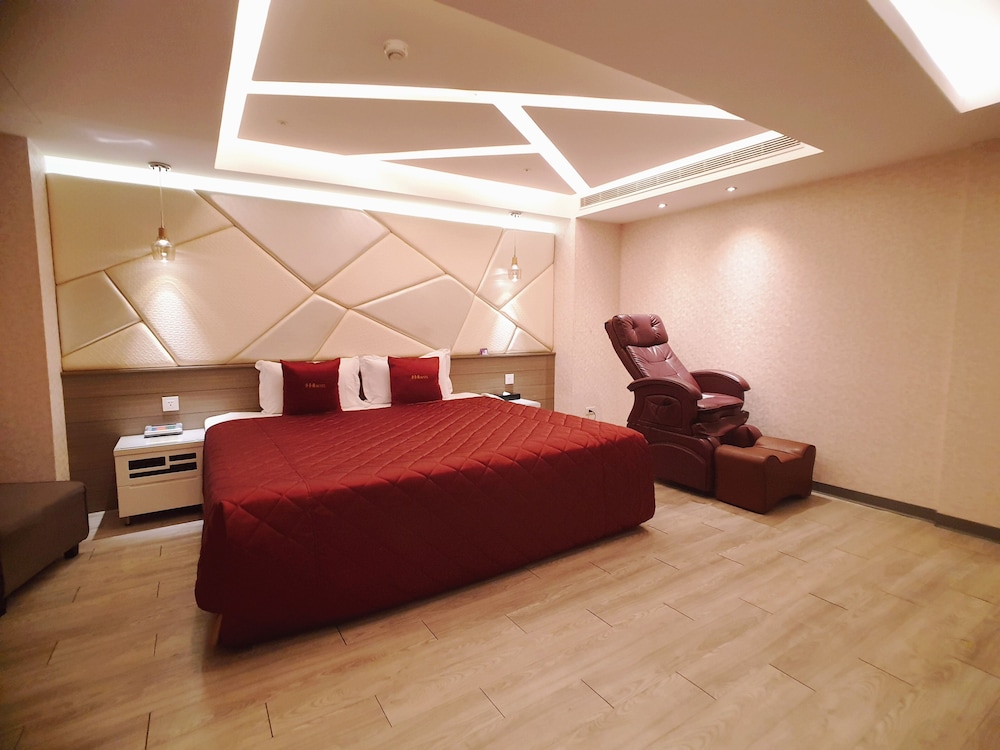 Surreal Motel- Xinjhung Branch 35/46