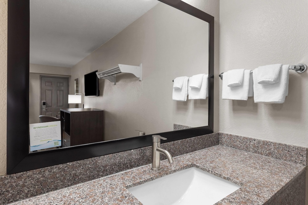 Super 8 by Wyndham Charleston WV 30/34