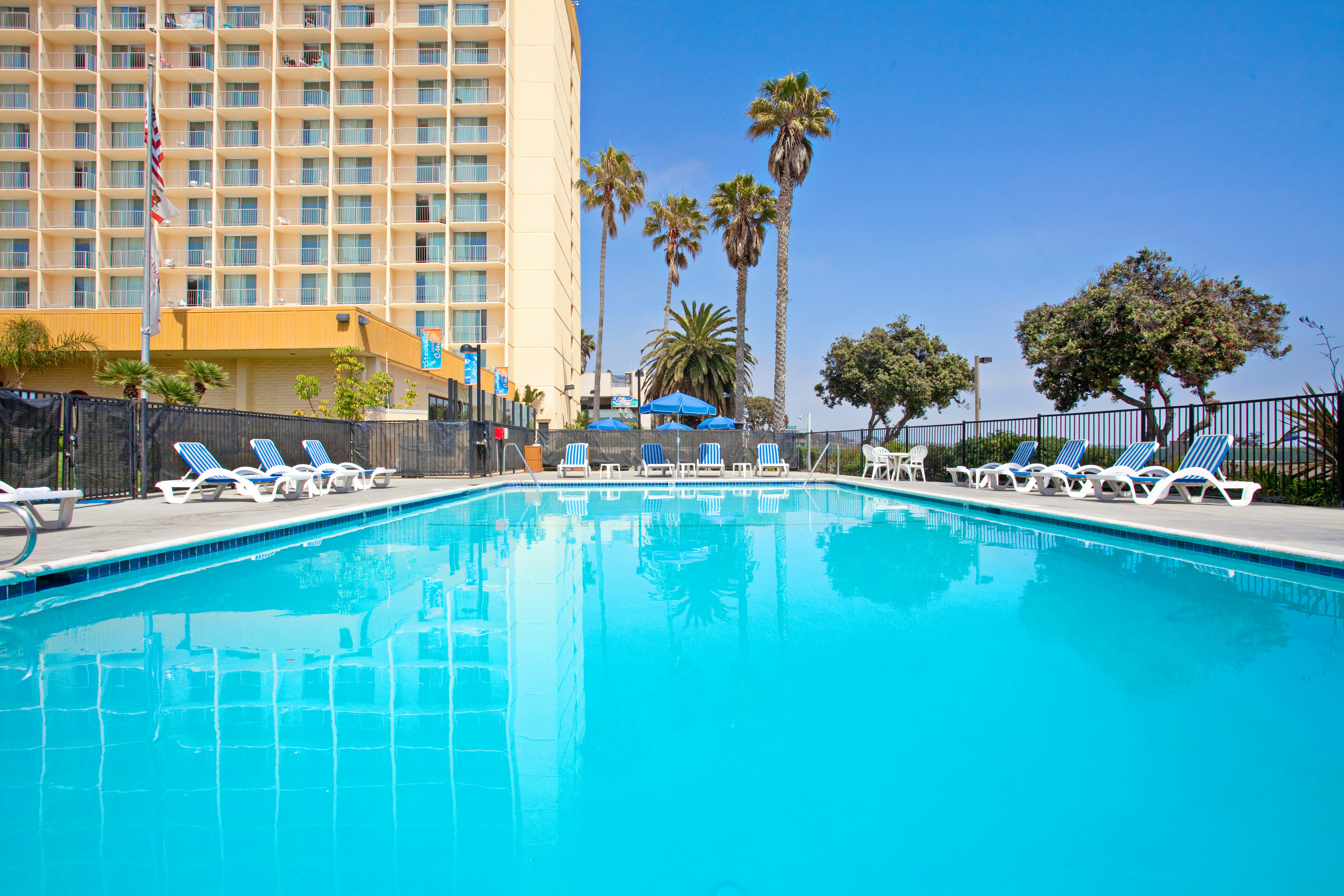 Crowne Plaza Ventura Beach 44/74