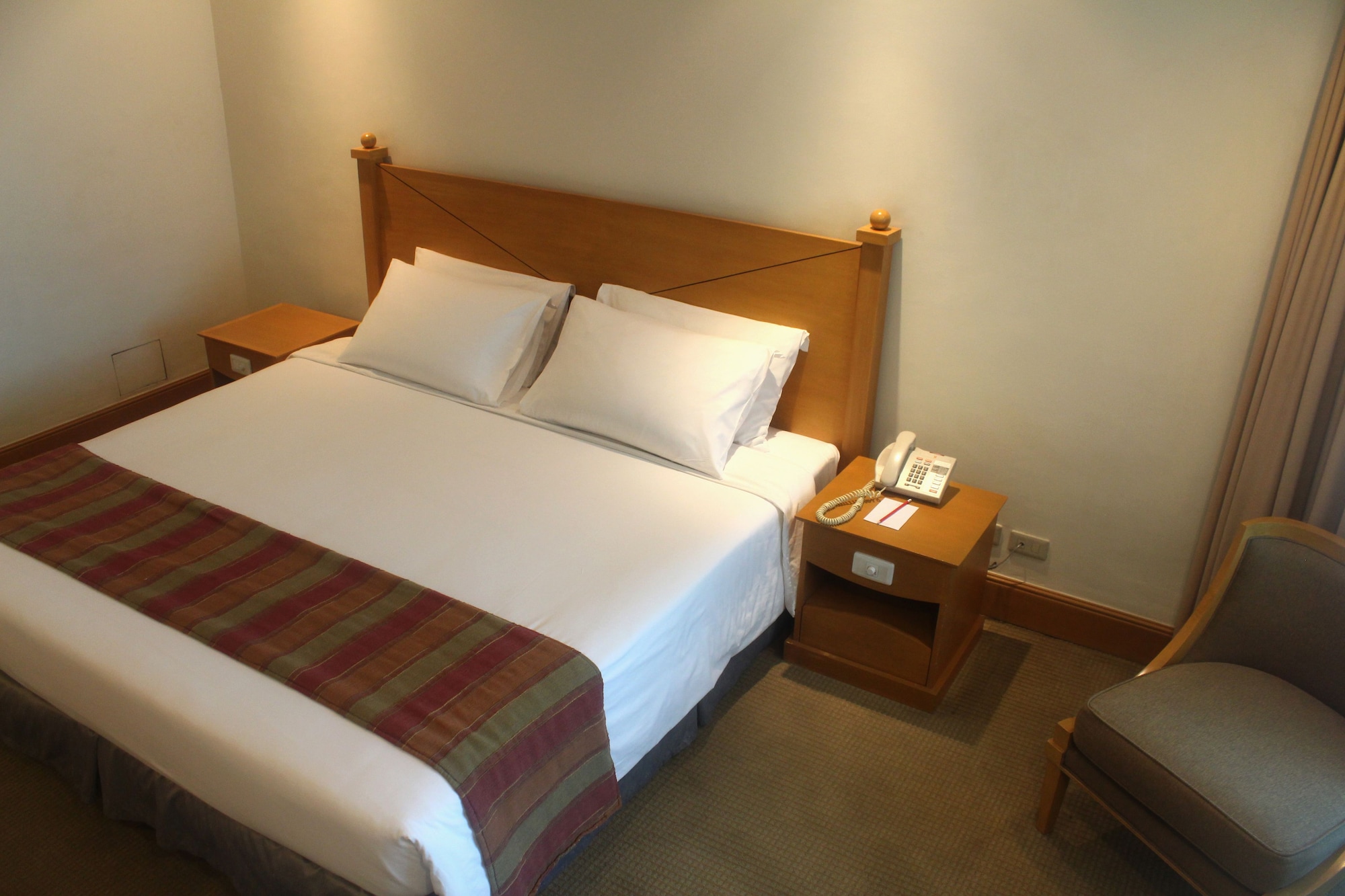 غرفة ديلوكس بسرير كينج، The Heritage Hotel Manila 4/10