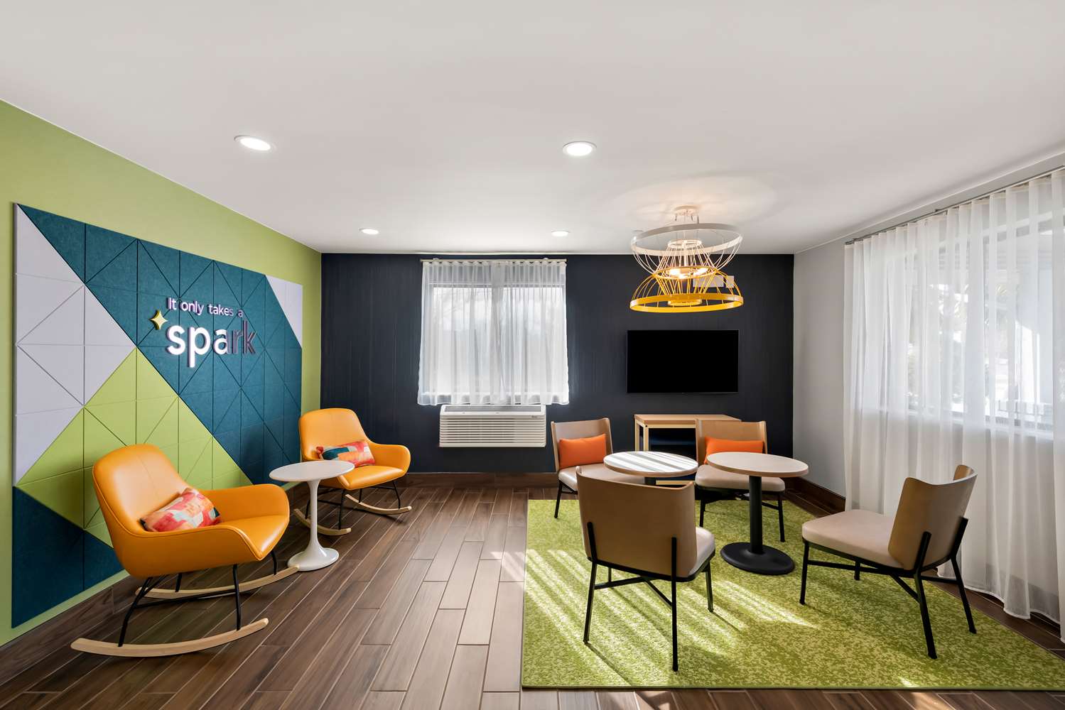 Spark by Hilton Norfolk 18/24