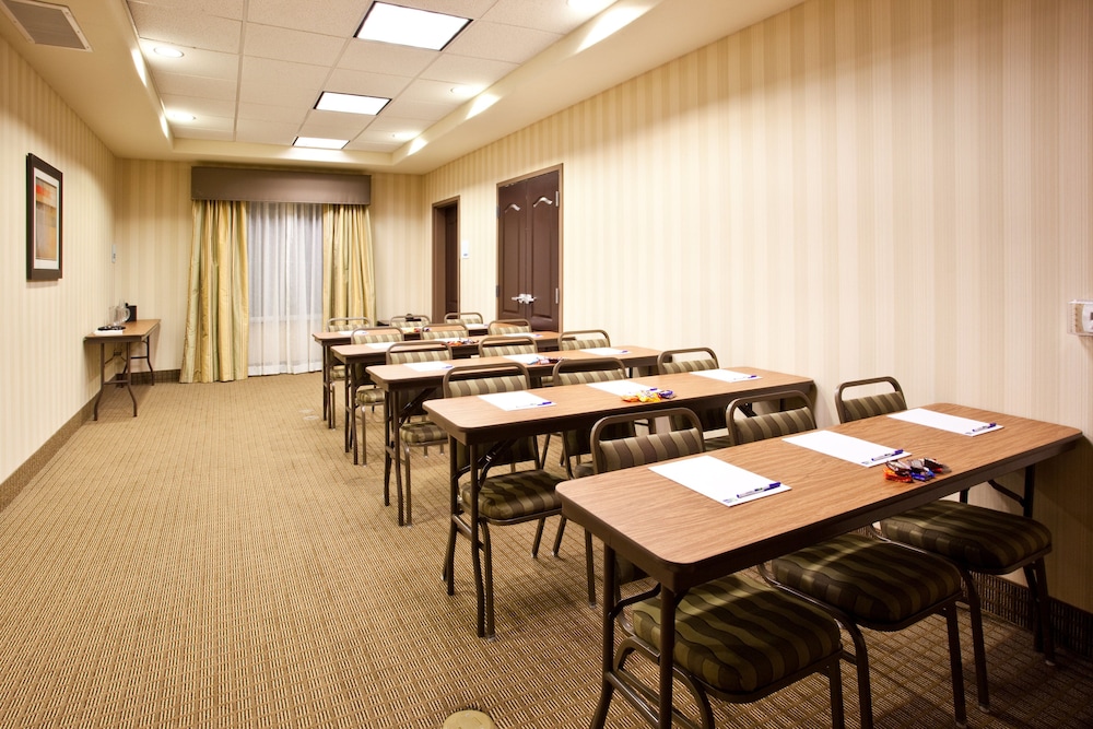Holiday Inn Express Hotel And Suites Fresno South 47/55