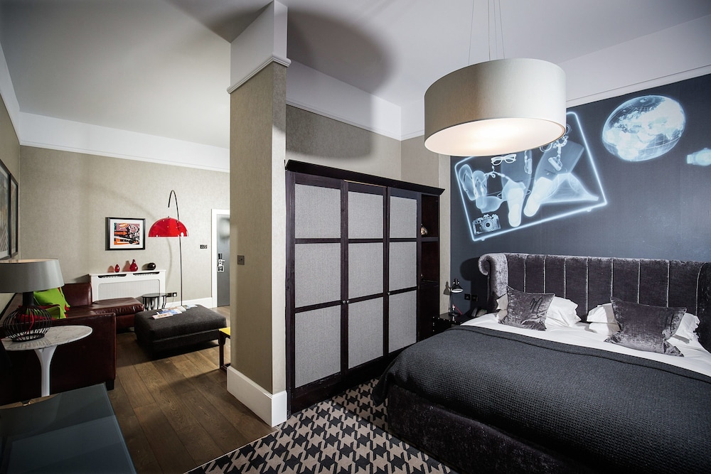 SIGNATURE, SUITE
