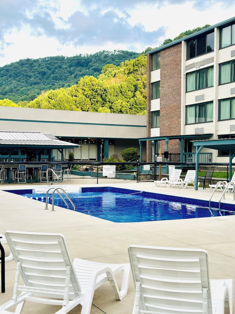 Clarion Hotel Conference Center Maggie Valley NC 27/32